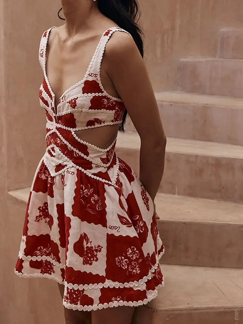 Vestido corto con detalle en la cintura