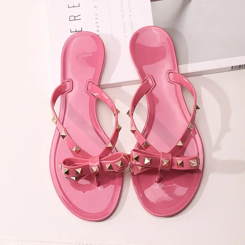 Sandalias de caucho con taches